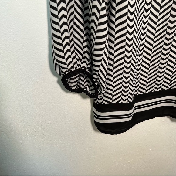 Violet & Claire V-Neck Blouse Black White Geometric - Picture 8 of 13